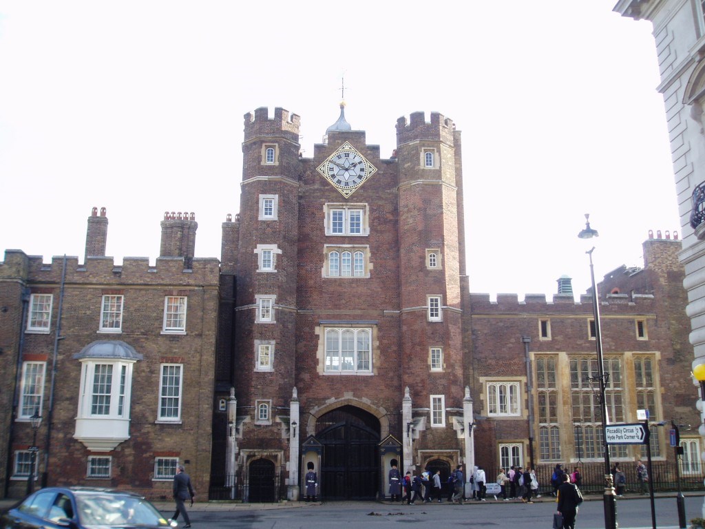 Дворец Сент Джеймс в Вестминстере со своим знаменитым порталом еще одно яркое напоминание об эпохе Тюдоров.