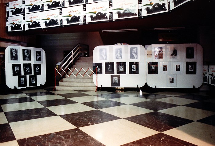 Особое место в музее выделили творчеству великого Чаплина. Здесь имеется экспозиция со всей биографией комика — от бедного детства и до славы и всеобщего признания.