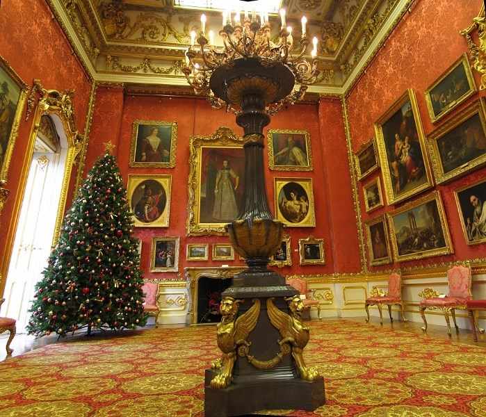 Галерея Ватерлоо также была украшена двумя торшерами, изготовленными из сибирского порфира. 