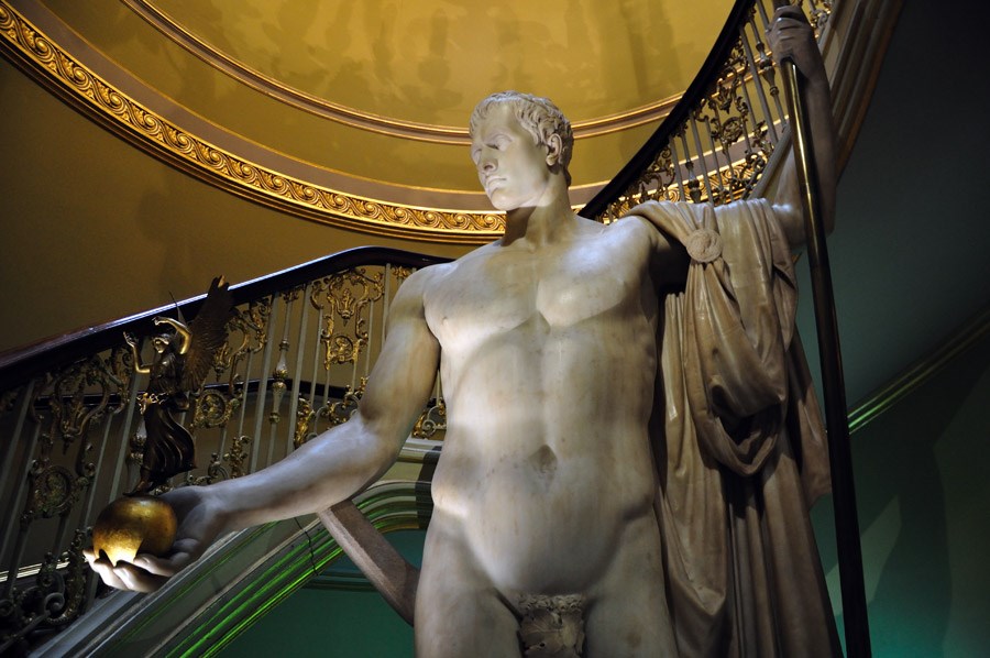 статуя Наполеона, расположенная у входа в основное здание