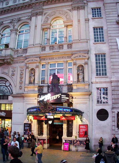 Посетив Пикадилли, можно побывать в Criterion Theatre — подземном театре с залом на 600 мест.