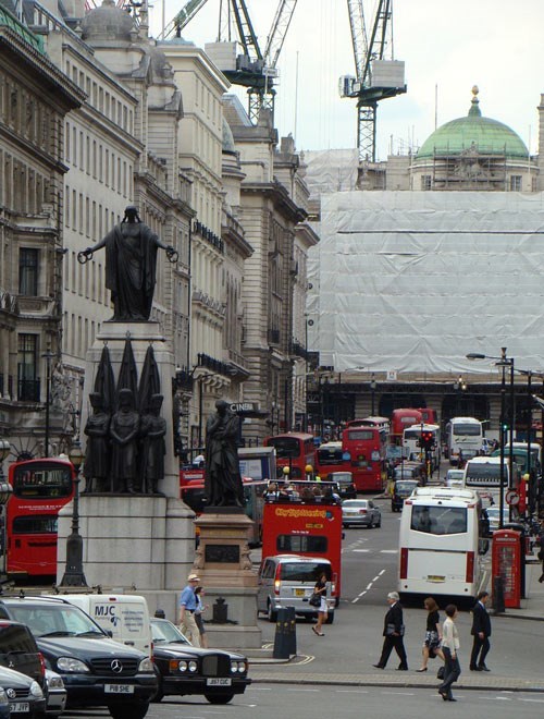 Крымский Мемориал не единственная достопримечательность площади Ватерлоо