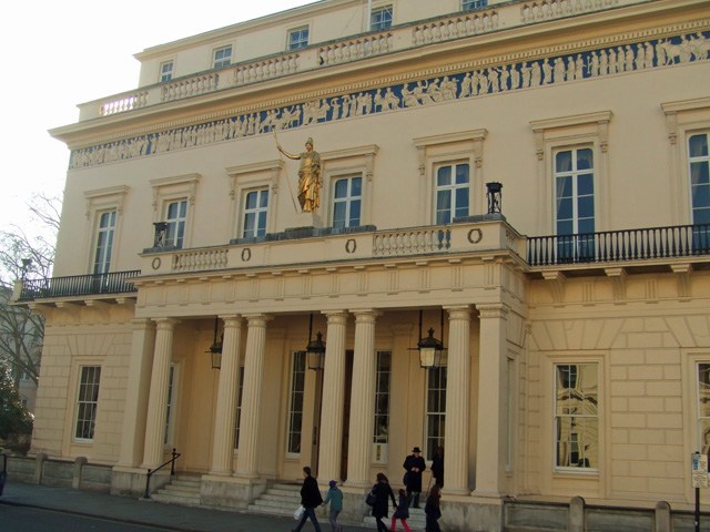 Помимо пестрых бутиков, ресторанов и пабов, туристов привлекают на Pall Mall джентльменские клубы, ежегодное членство в которых стоит от 900 фунтов стерлингов