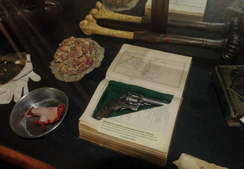 Слева на тарелке — отрезанный палец из рассказа «Палец инженера»